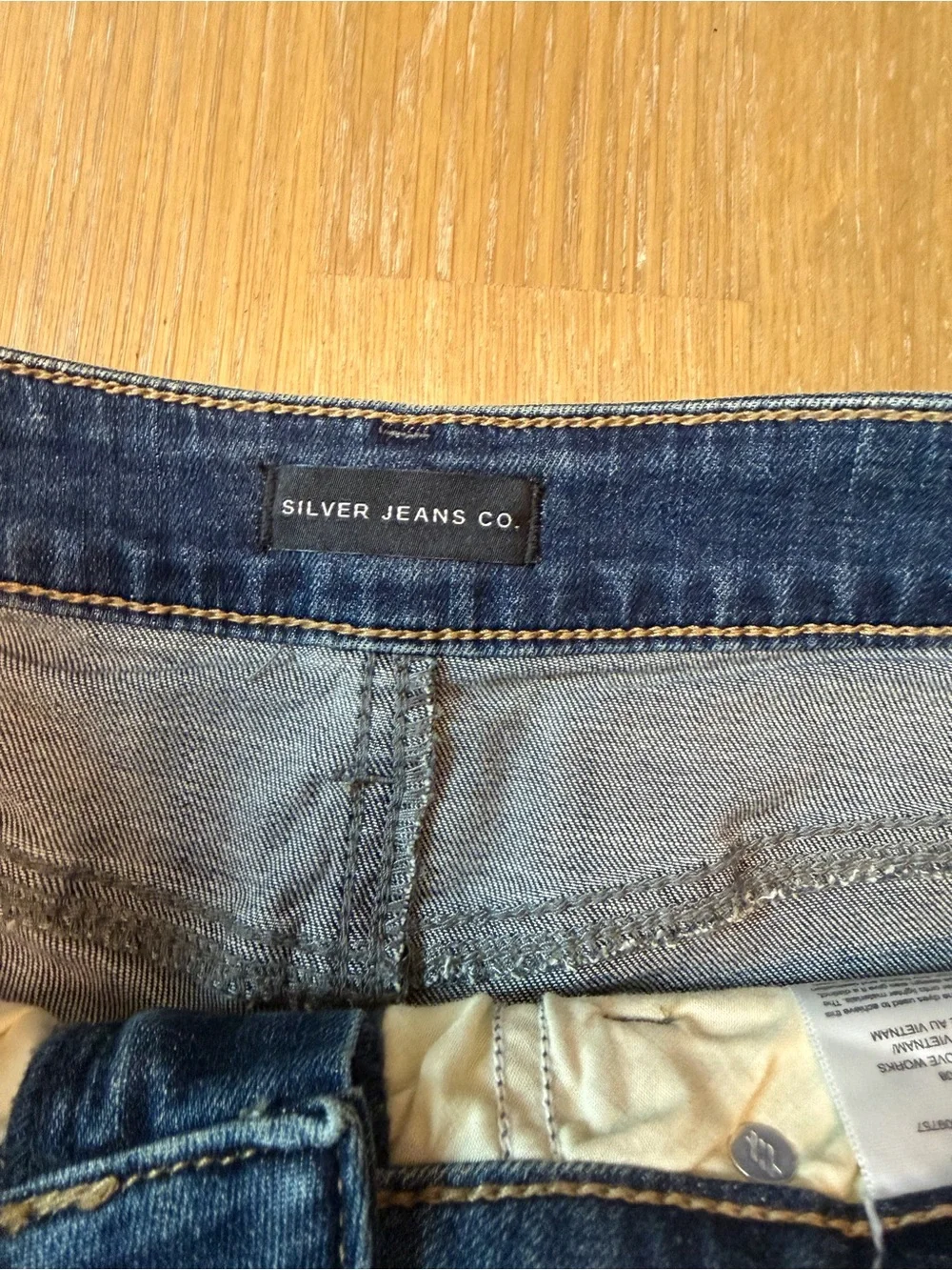 Silver Jeans Suki Shorts W28 NWT Distressed Flag Patch Raw Hem Denim